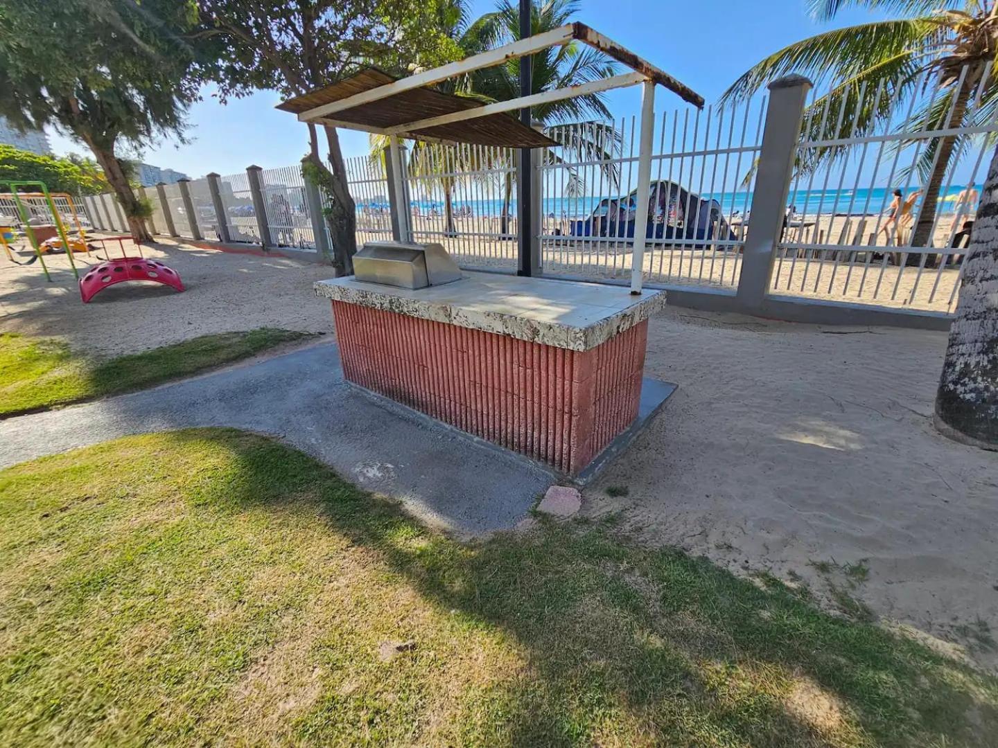 Steps From Foxwoods- Beachfront Retreat With Pools San Juan Exterior photo