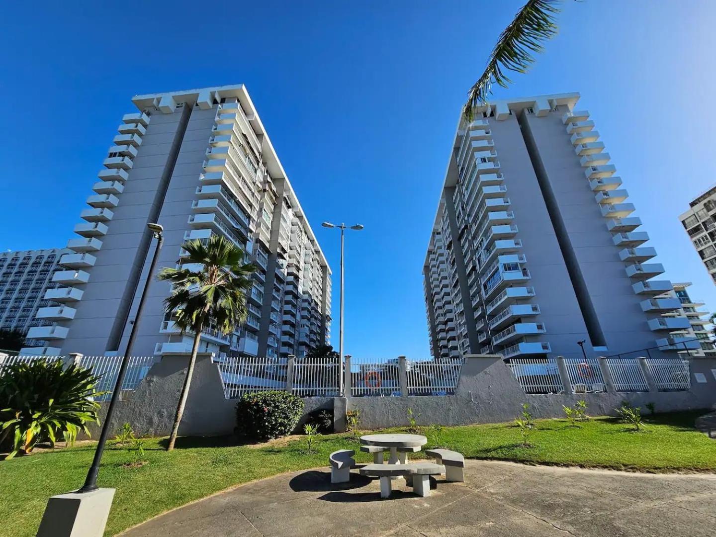 Steps From Foxwoods- Beachfront Retreat With Pools San Juan Exterior photo